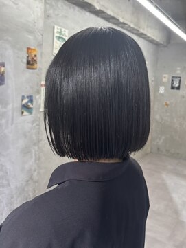 ドアホワイト(door white) ミニボブ×ダークグレーカラー