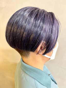 ベジータ(VEGETA) 女性の刈り上げスタイルにツヤのあるパープルカラーを!