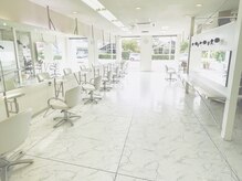 クリスタルハートヘアー(CRYSTAL HEART HAIR)の雰囲気（白を基調とした明るい店内♪【那須塩原/大田原】）