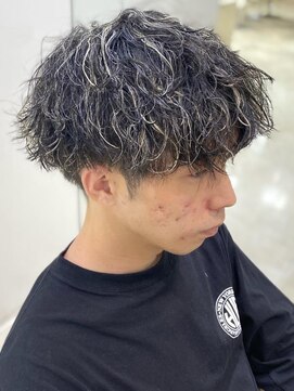 シャルムバイケンジ(Charm.by KENJE) メンズパーマ波巻きツイストスパイラル刈り上げセンターパート