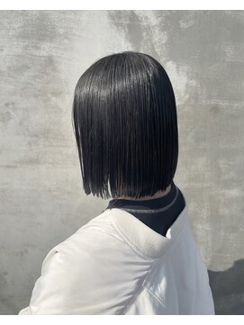 ブルーグレー×切りっぱなしボブで叶える、透明感クールヘア