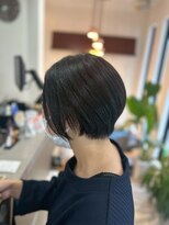 ホワイトストーン WHITE STONE タイトな襟足×上品ショートボブ黒髪
