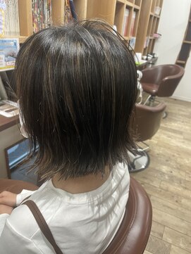 クネア(kunea) 外はねハイライト/ くびれショート/暗髪