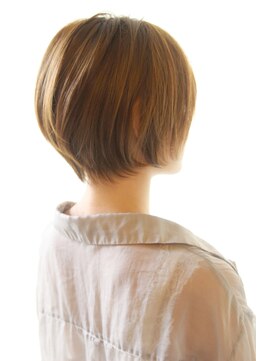 レウナ 外苑前(Reuna) 20代30代40代大人可愛いショートスタイル　後頭部を綺麗に