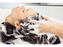 【工程.3】　シャンプー台でのマッサージ