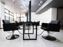 オンワン(On 1s)の雰囲気（光が差し込む明るい店内で広々とご利用できる６席のセット面♪）