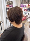 女性らしい丸みのあるミディアムショートスタイル