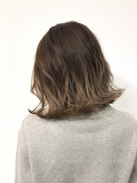 バズ ビー(BUZZ Bee) グラデーションカラー×ミルクティーベージュ【BUZZ bee 梅田】