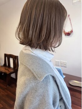 アプア(apua)の写真/艶髪に仕上がる自慢のカラー☆ダメージレスで透明感とツヤのある色味で、周りと差がつくスタイルに。