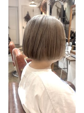 ロウスリー(Lowsly) ブリーチダブルカラーミルクティーベージュ大人ボブ30代40代