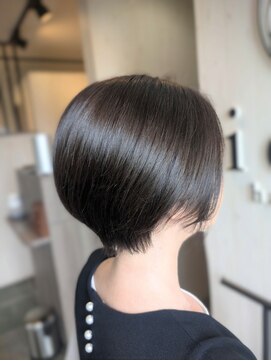 イル(iru) ダークトーンでも透明感たっぷりカラー×コンパクトショート