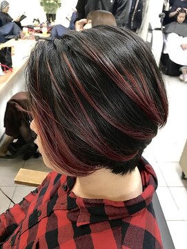 ペネロープ(Penelope) バレイヤージュ　ハイライト　ショート　前下がり　YACHI