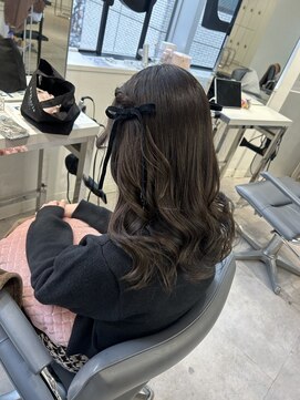 ユーフォリア 渋谷グランデ(Euphoria SHIBUYA GRANDE) ねじりハーフアップ　ウェーブ巻き　艶カラー　ヘアメ　YUKI