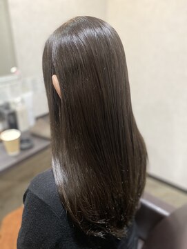 【Dans Dix ans】光に溶けるようなオリーブカラーに熱視線