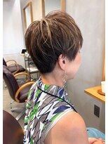 ペレ(pele)&nbsp;大人ショート刈り上げショートハイライト白髪ぼかし50代60代