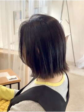 ナチュラル質感のストレートボブ