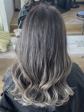 ジェニックバイノギオ(GENIC BY NOGIO) 読谷村沖縄 バレイヤージュ グレージュ