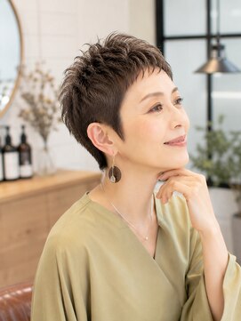 バグズ(Baguz) 大人上品美シルエットハンサムショート小顔レイヤー30代40代