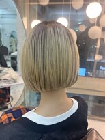 オブヘアーギンザ(Of HAIR GINZA) ハイトーンルーツカラー×切りっぱなしボブ