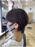 耳かけショート/艶々ベージュカラー