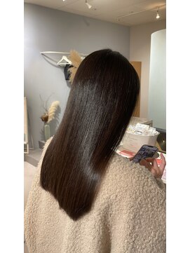 パツッと重めロングスタイル