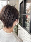 丸みショートカットナチュラルブラウン耳掛けスタイル30代40代