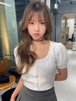 ハイトーンアッシュシースルーバング巻き髪ロング