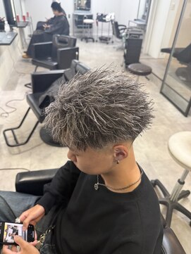 イーラ アメ村店(era) メンズパーマホワイトメッシュ縦落ちツイストリバース