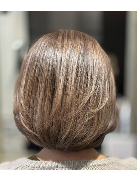 アンジー(Angee) ラベンダーベージュで白髪が目立ちにくい明るめカラーに