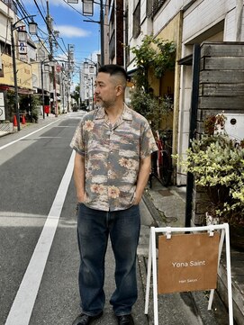 ヨナサン(Yona Saint) 潔く刈り上げたフェードカット。
