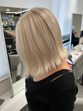 ベレーザ 渋谷(BELEZA) 9642ブロンド金髪切りっぱなし外ハネボブ韓国ハイトーンカラー