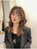 柔らかいベージュカラー◎動きのあるスタイリング