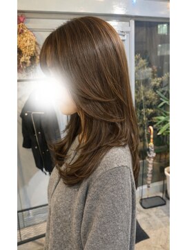 スアバイキキ(SuA by kiki.) ミディアムレイヤー/ハッシュカット/ワインレッド[千葉]