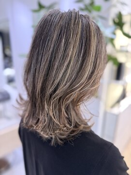 ステア ケース(stair case) ハイライトやローライトを足しながら育てる地毛活かしカラー