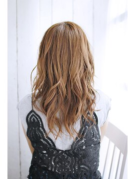 オティアプラスエヌ(OTTIA+n) 20代30代40代　色っぽ抜け感ルーズロング【松山】