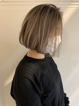 バレイヤージュ切りっぱなしボブハイライトベージュ