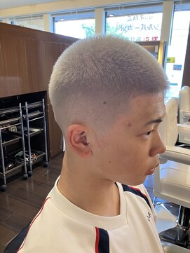 ヘアクリエイト キャラ(Hair create KALA) ボウズスキンフェードホワイトカラー