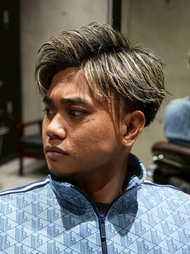 メッツ 原宿(METS) MEN'S/かき上げサイドパート×ハイライト/フェード/金メッシュ