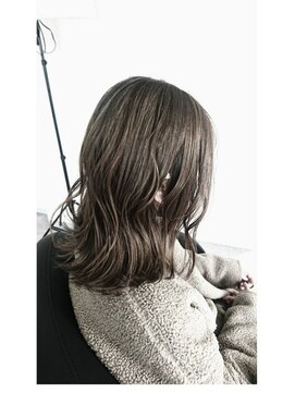 美容室 イズ 館林店(Iz) カーキグレー_バレイヤージュ_セミウェットウェーブ_ボブルフ