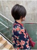 大人可愛い小顔ワンサイドショートボブ丸み前下がり