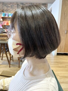 サラ(sarah) グレージュ/前下がりショートボブ