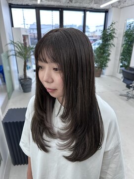 シンパ(sympa) レイヤーカット×イヤリングシルバーベージュカラー