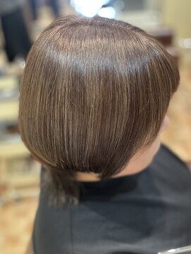 アイニ 河内小阪店(aini) 白髪ぼかしカラーハイライト大人ショートショートボブ30、40、50