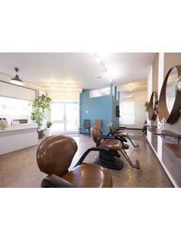 広い店内で落ち着いた施術が叶う♪季節によって変わるフラワーが店内をリラックスできる空間にします。