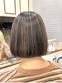 イメチェンホワイトブロンド外ハネボブ美髪ワイドバング