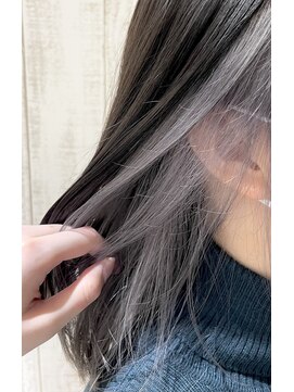 ヘアスペース エアリス(Hair space Earth) インナーカラー。アッシュブラック×ホワイトシルバー