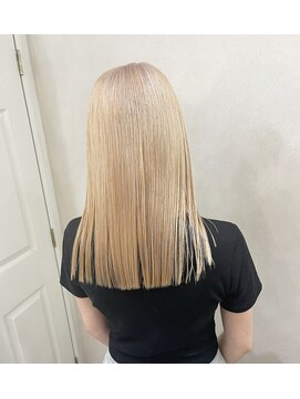 イル(iLu.) ブロンド/抜きっぱなし/切りっぱなしミディアム/切りっぱなし