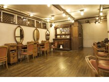 ワイエスパーク 代官山店(Y.S.PARK)の雰囲気（アンティーク調の落ち着いた店内 [韓国ヘア/レイヤーカット]）