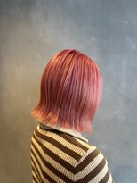 エスケープ トゥ ボナ(ESCAPE to bona.)&nbsp;思わず見返すような大人かわいいピンクヘア×外ハネボブディ