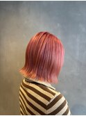 思わず見返すような大人かわいいピンクヘア×外ハネボブディ